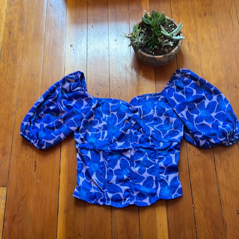 Eye catching, vibrant crop top! NWT